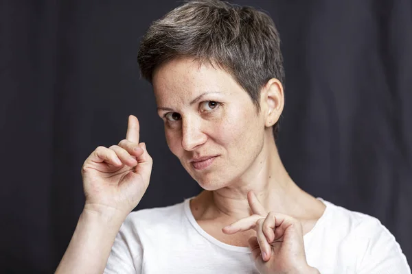 Retrato emocional de una mujer adulta con el pelo corto. Fondo negro . —  Fotos de Stock