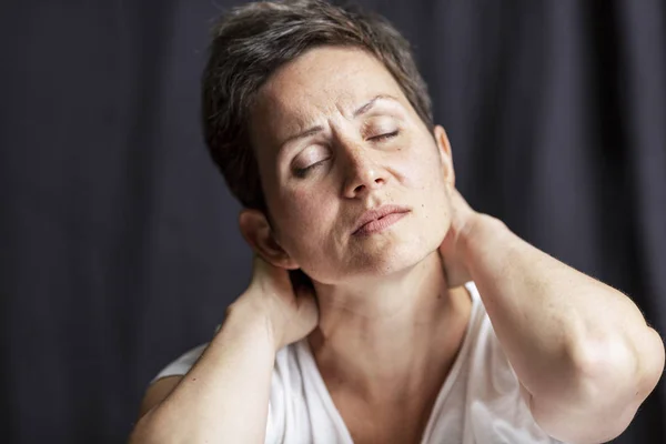 Ritratto emotivo di una donna adulta con capelli corti e occhi chiusi. Primo piano. Fondo nero . — Foto Stock