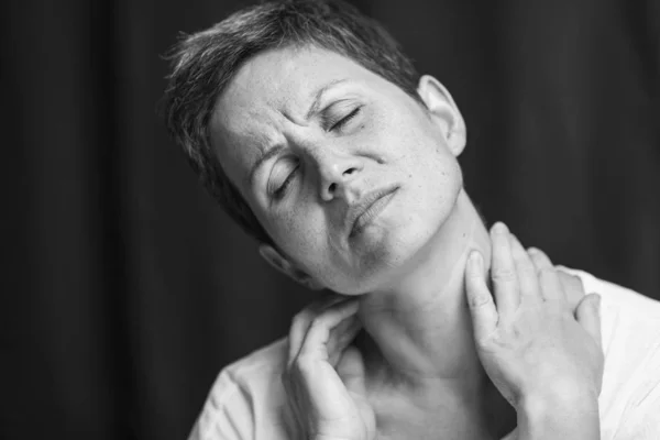 Ritratto emotivo di una donna adulta con capelli corti e occhi chiusi. Primo piano. Bianco e nero . — Foto Stock