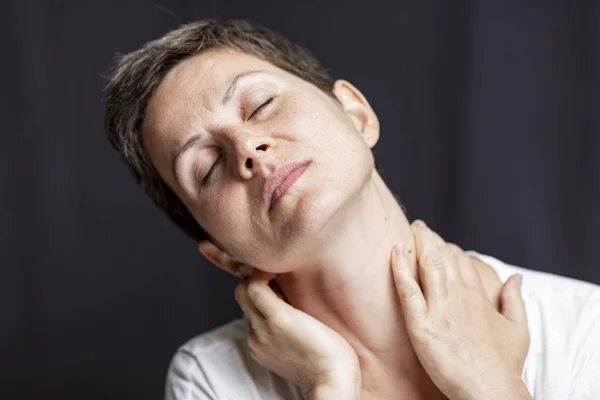 Ritratto emotivo di una donna adulta con capelli corti e occhi chiusi. Primo piano. Fondo nero . — Foto Stock