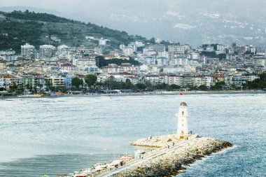 Alanya, Türkiye, 05/07/2019: Bodrum ve kentin üst görünümü. Dağlarda tatil güzel manzara.