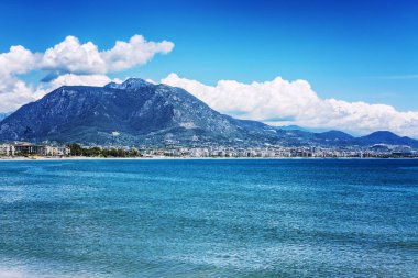 Alanya, Türkiye, 05/08/2019: dağlarda denizde tatil şehrin güzel görünümü.
