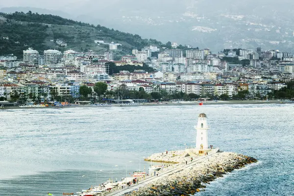 Alanya, Turquie, 05 / 07 / 2019 : Vue sur le remblai et la ville. Beau paysage de la station dans les montagnes . — Photo