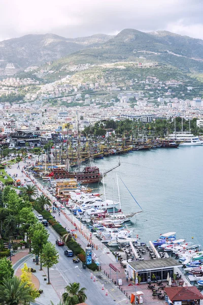 Alanya, Turkiet, 05/07/2019: Top utsikt över vallen och staden. Vackert landskap av semester orten i fjällen. — Stockfoto