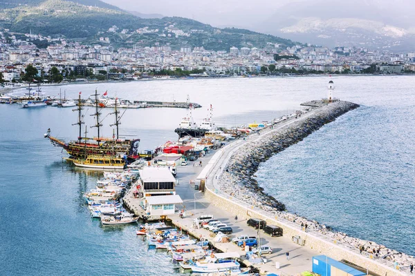 Alanya, Turkiet, 05/07/2019: Top utsikt över vallen och staden. Vackert landskap av semester orten i fjällen. — Stockfoto