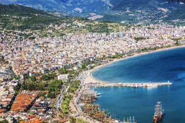 Alanya, Türkiye, 05/08/2019: şehrin ve denizin üst görünümü. Güzel manzara.