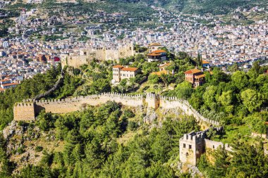 Tatil beldesi ve kalenin güzel üst görünümü