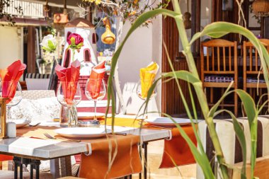 Güneşli bir gün tesiste Sokak kafede masalar. Close