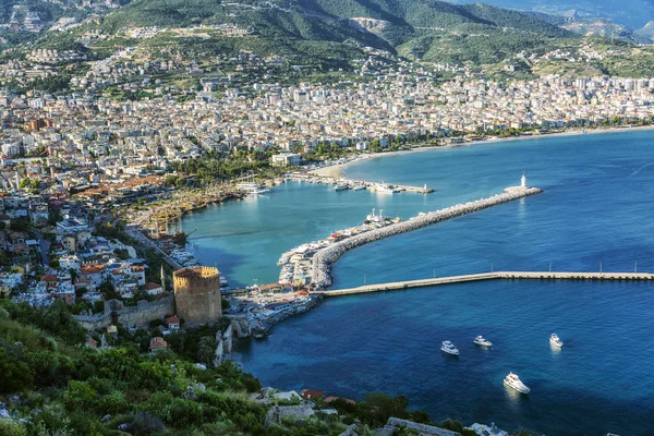 Alanya, Turtsya, 05 / 08 / 2019 : Vue sur le port de la ville. Beau paysage . — Photo