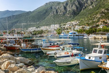 Güneşli bir günde bir tatil kasabasında Yatlar ile Marina. Güzel manzara.