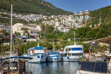 Güneşli bir günde bir tatil kasabasında Yatlar ile Marina. Güzel manzara.