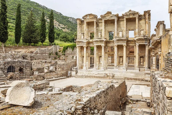 Biblioteca en Éfeso. El edificio sobreviviente. Hermoso paisaje . — Foto de Stock