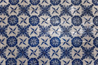 İstanbul, Türkiye, 22.05.2019: Osmanlı döneminin çini modeli. Topkapı Sarayı'nın hareminde duvar dekorasyonu.