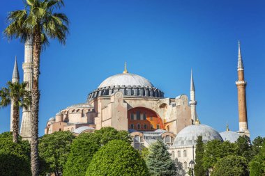 Güneşli ve berrak bir günde Aya Sofia'nın güzel manzarası. Parlak mavi gökyüzü, muhteşem manzara.