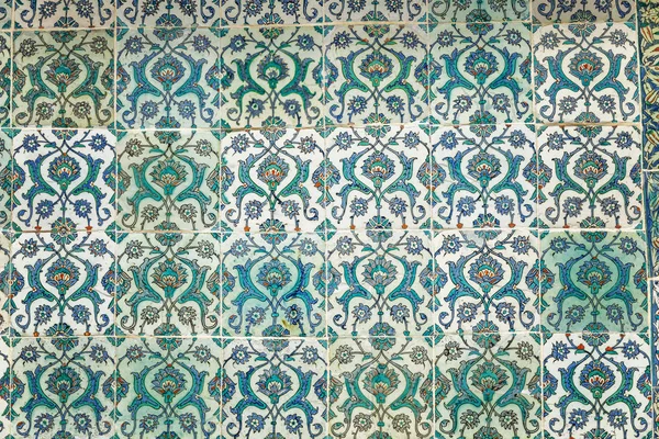 터키 이스탄불, 05/22/2019: 오스만 시대의 타일에 패턴. 토프카프 궁전 하렘의 벽 장식. — 스톡 사진