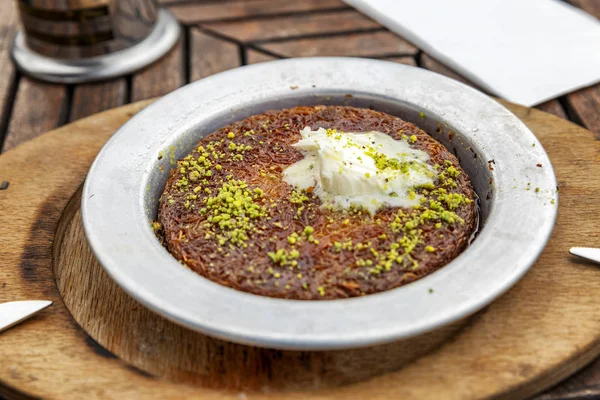 Cunefhe, geleneksel tatlı Türk peyniri yemeği, yakın çekim.