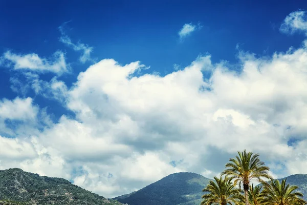 Strahlend blauer bewölkter Himmel über den Gipfeln der Berge. sonniger Tag. Raum für Text. — Stockfoto