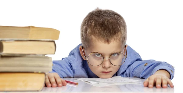 Okul çağında gözlüklü sevimli çocuk öğrenme yorgun. Kafamı ders kitaplarına astım. Close. Beyaz arka planda yalıtılmış. — Stok fotoğraf