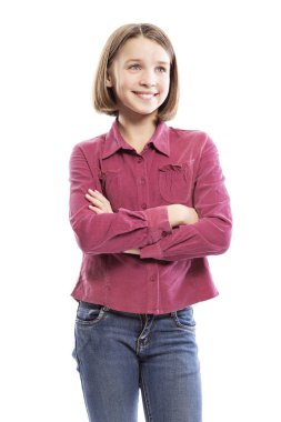 Pembe gömlek ve kot sevimli gülümseyen genç kız ayakta duruyor. Beyaz arka planda yalıtılmış.