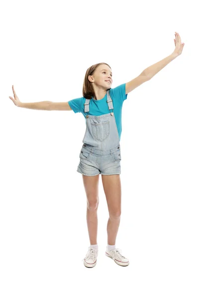 Teenie-Mädchen in Jeans-Overalls in fliegender Pose, in voller Höhe. isoliert auf weißem Hintergrund. — Stockfoto