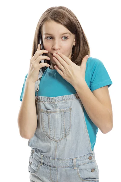 Roztomilá holka z džínu, jak mluví po telefonu. Izolováno na bílém pozadí. — Stock fotografie