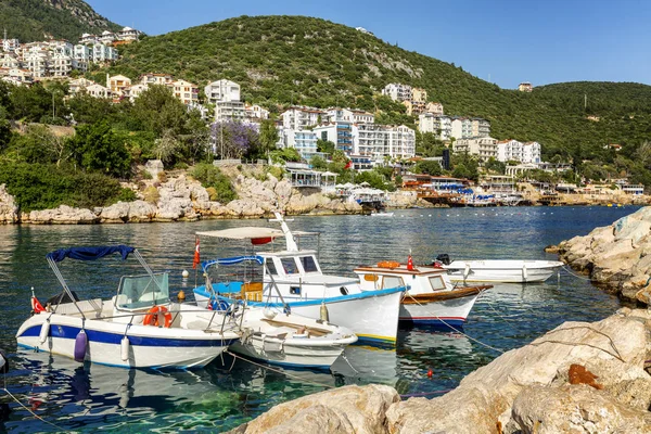 Překrásné útulné městečko s letovisky na moři s kotvími loděmi na břehu. — Stock fotografie