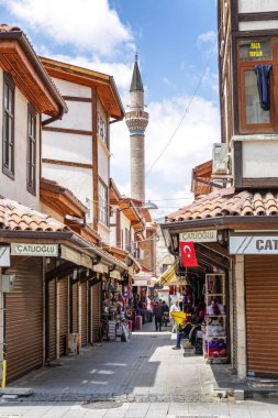 Konya, Türkiye, 05/12/2019: Güzel evler ve minare ile eski şehir caddesi.