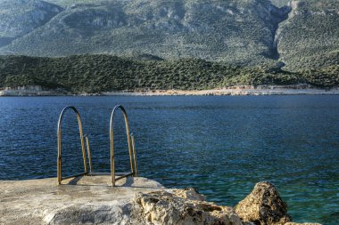 Güzel bir lagün denize merdiven. Denizin ve dağların büyülü manzarası. Sakin olun ve rahatlayın.