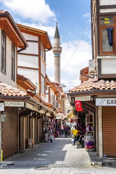 Konya, Turquía, 05 / 12 / 2019: Calle de la ciudad vieja con hermosas casas y un minarete . — Foto de Stock