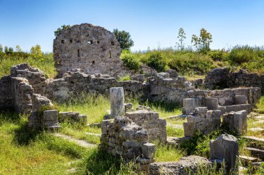 Parlak güneşli bir günde parkta Antik kalıntıları.