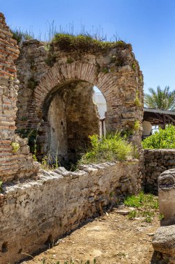 Parlak güneşli bir günde parkta Antik kalıntıları. 