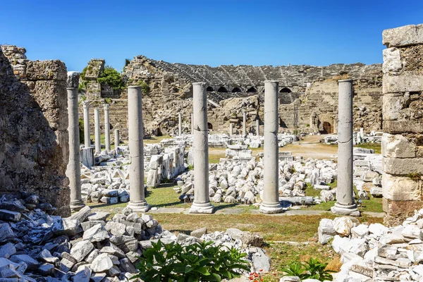 Ruinas antiguas en el parque en un día soleado brillante . — Foto de Stock