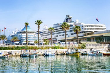 Kuşadası, Türkiye, 19.05.2019: Yolcu gemileri ile limanın güzel manzarası.