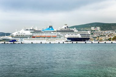 Kuşadası, Türkiye, 19.05.2019: Yolcu gemileri ile limanın güzel manzarası.