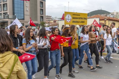 Kuşadası, Türkiye, 19.05.2019: Şehrin sokaklarında bir kutlama. Mutlu insanlar gösteri için dışarı çıktılar. Atatürk'ü Anma Günü.