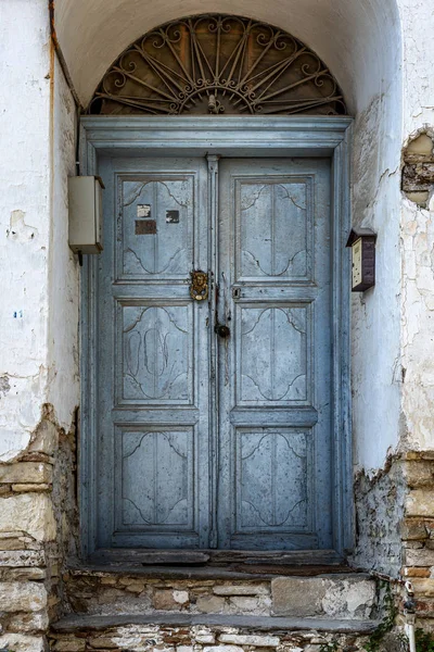 Παλιά μπλε ξύλινη πόρτα στο οπτικό κτίριο. — Φωτογραφία Αρχείου
