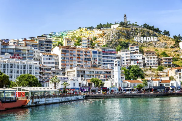 Kusadasi, Turquie, 19 / 07 / 2019 : Belle vue sur la ville depuis la mer . — Photo