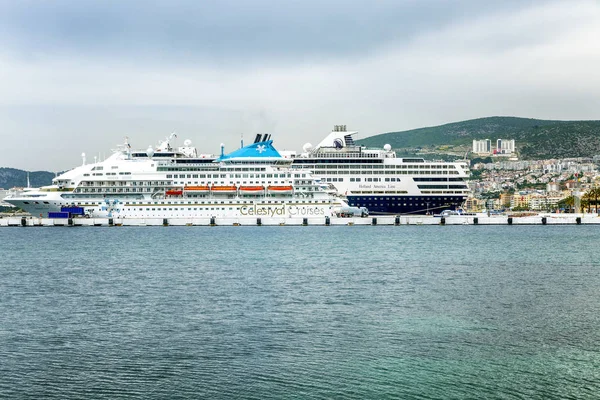 Kusadasi, Turquía, 19 / 05 / 2019: Hermosa vista del puerto con cruceros . — Foto de Stock