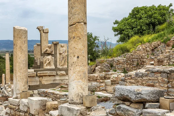 Ruinas antiguas en Éfeso. Hermosa vista, día soleado . — Foto de Stock