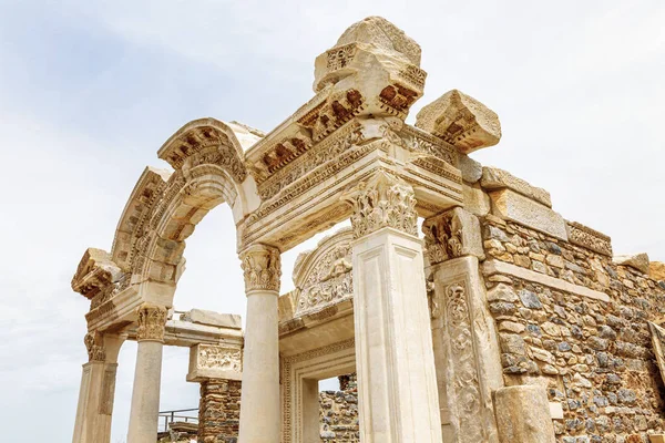 Arco antiguo en Éfeso. Hermoso edificio antiguo conservado . — Foto de Stock