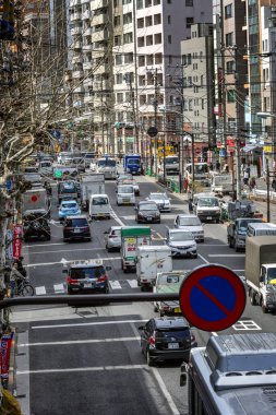 Tokyo, Japonya, 04/12/2019: Sokaklarda trafik arabaları. 