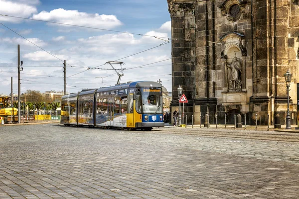 Dresde, Alemania, 05 / 10 / 2017: Tranvía en la ciudad vieja . — Foto de Stock