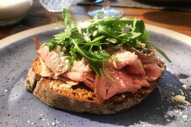 Restoranda tabakta biftekli sandviç. Servis tablosu.