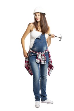 Sert şapkalı ve çekiçli hamile bir kadın, tam boy. Beyaz arka planda yalıtılmış.