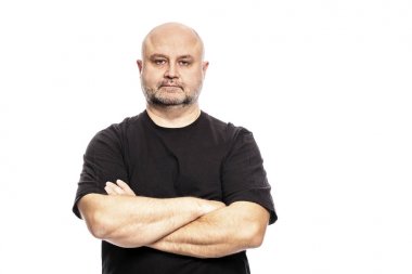 Kolları çapraz yetişkin kel bir adam. Beyaz arka planda yalıtılmış.