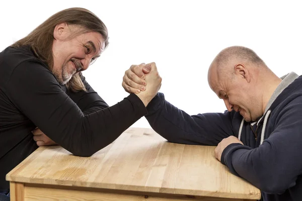 Gli uomini adulti sono impegnati in armwrestling. Primo piano, isolato su sfondo bianco . — Foto Stock