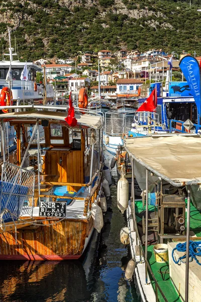 Kas, Turquía, 16 / 05 / 2019: Marina con barcos de pesca y yates en una soleada ciudad turística . — Foto de Stock