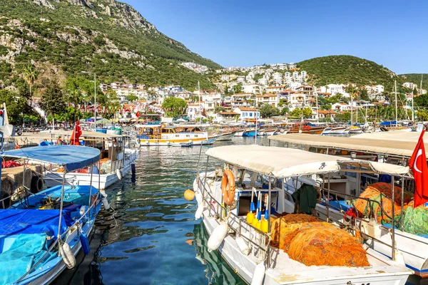 Güneşli bir tatil kasabasında balıkçı tekneleri ve yatlar ile Marina.