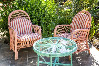 Bahçede koltuklar ve masa. Kalmak için harika bir yer.