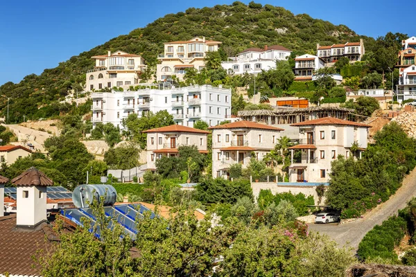 Hermosas casas en una colina verde en un día soleado . — Foto de Stock